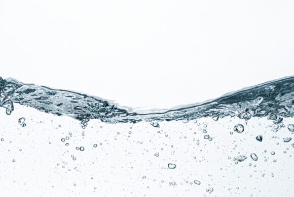 Água mineral: o que é, de onde vem, benefícios e como se classifica