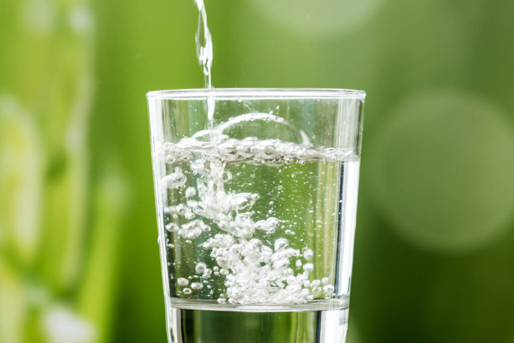 Toda água mineral contém propriedades químicas minerais naturais.