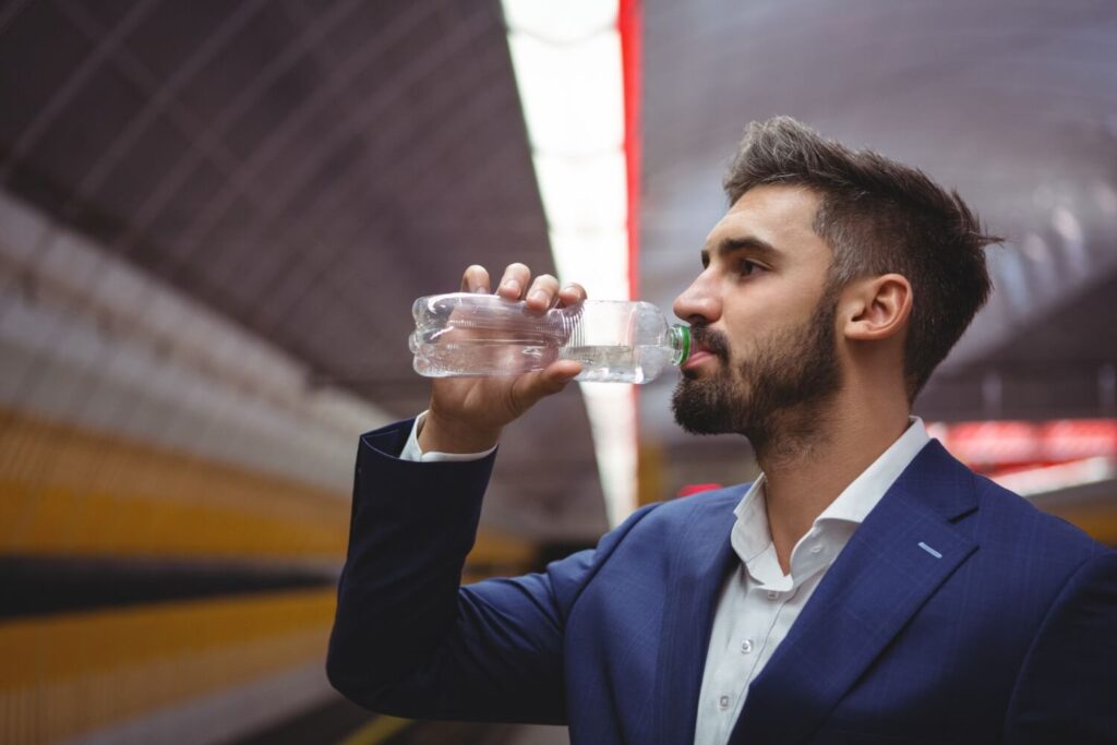 empresário bebendo água