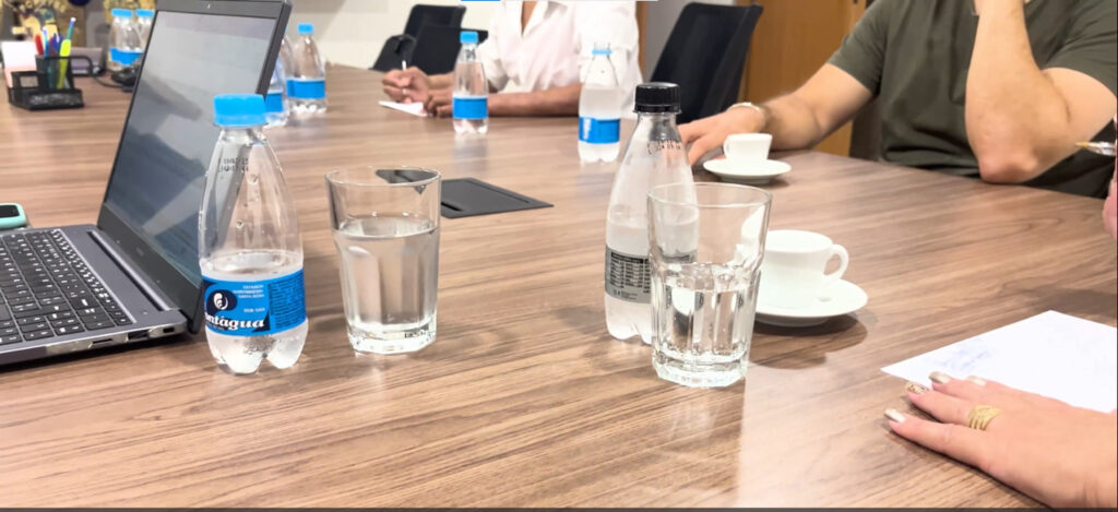 água mineral natural para reuniões