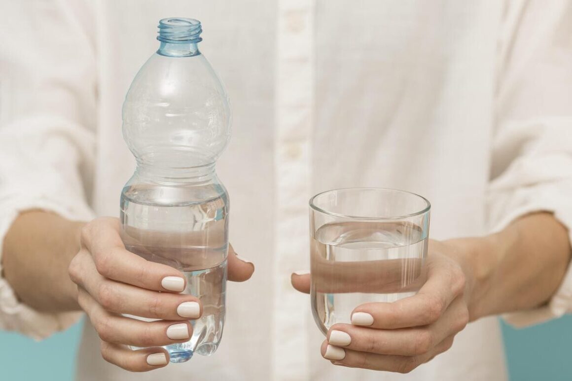 Água adicionada de sais e água mineral: quais as diferenças?