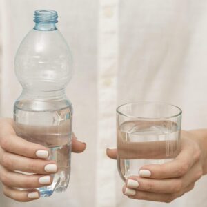 Água adicionada de sais e água mineral: quais as diferenças?
