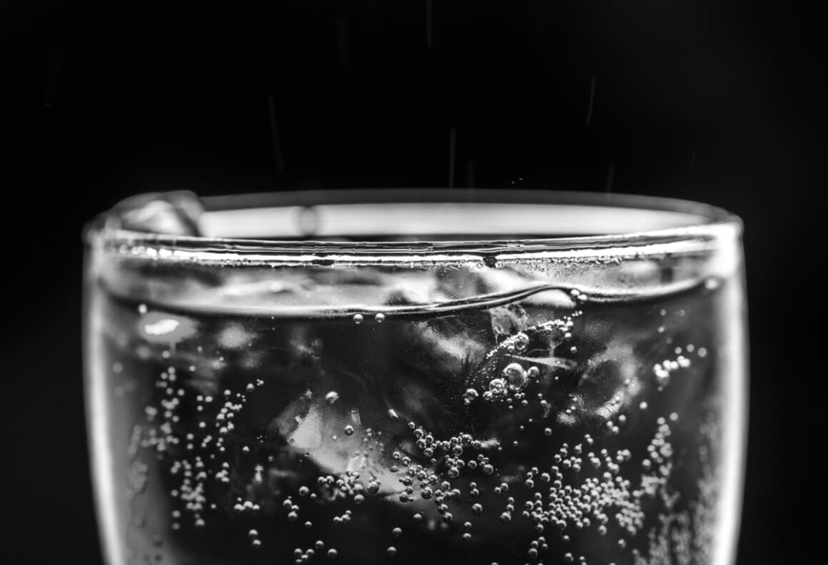 Água com gás: 6 mitos e verdades sobre a bebida