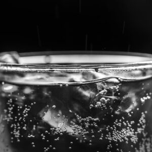 Água com gás: 6 mitos e verdades sobre a bebida